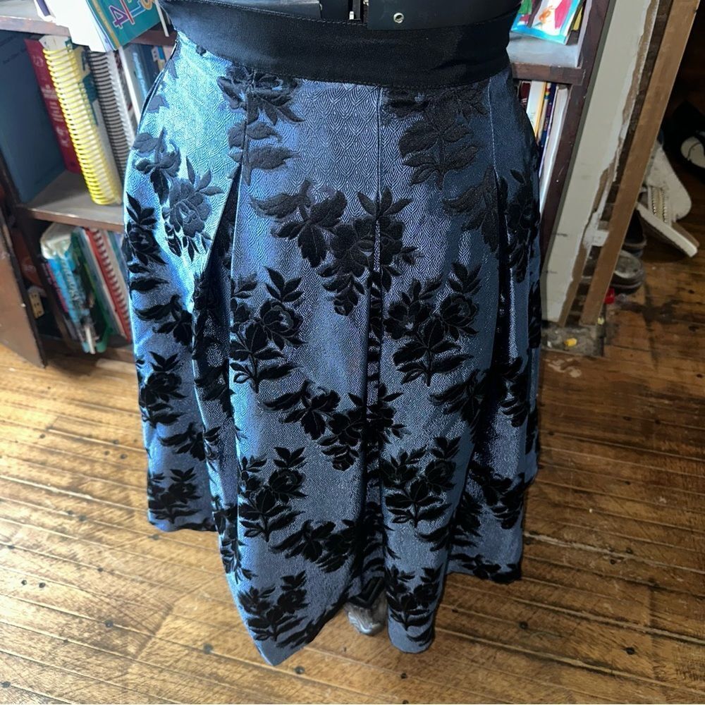 White House Black Market 6P elegant shimmery pleated skirt